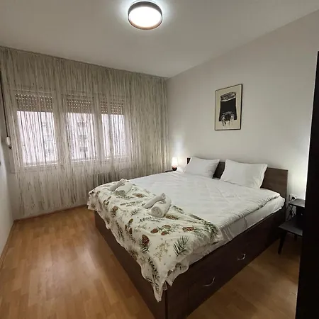 Main Square With Stone Bridge & Old Bazaar View 아파트