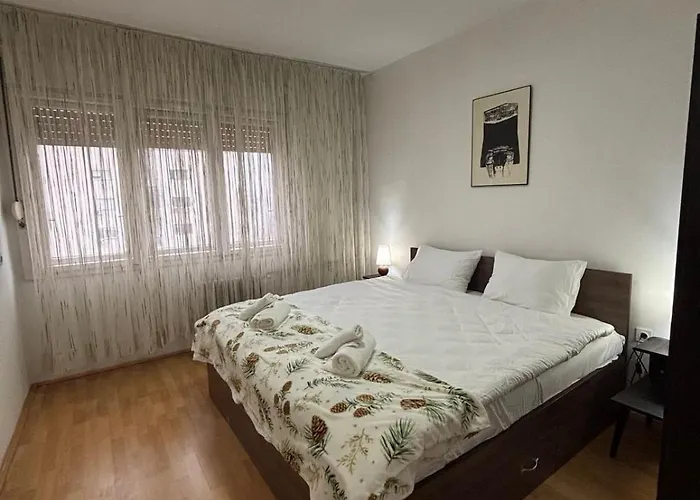 Main Square With Stone Bridge & Old Bazaar View 아파트