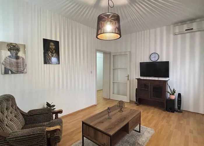 Main Square With Stone Bridge & Old Bazaar View 아파트